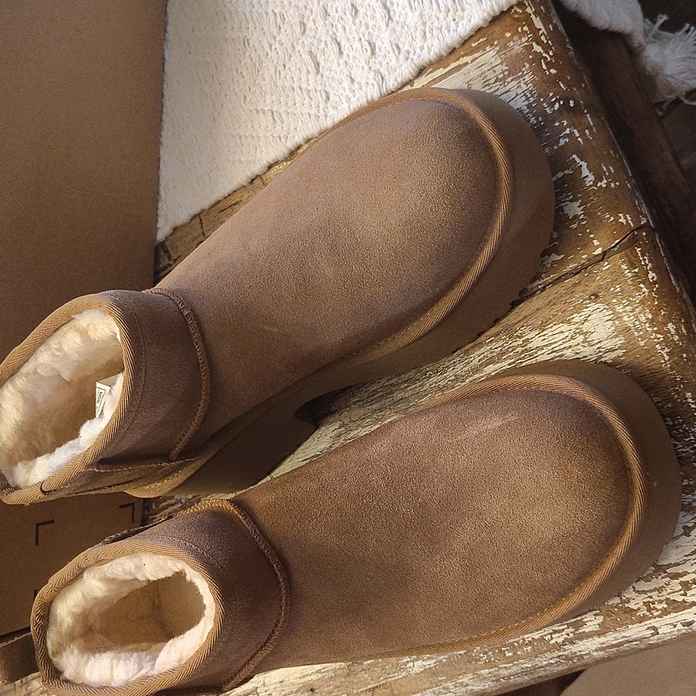 UGG PLUSH - Picture 5 of 8
